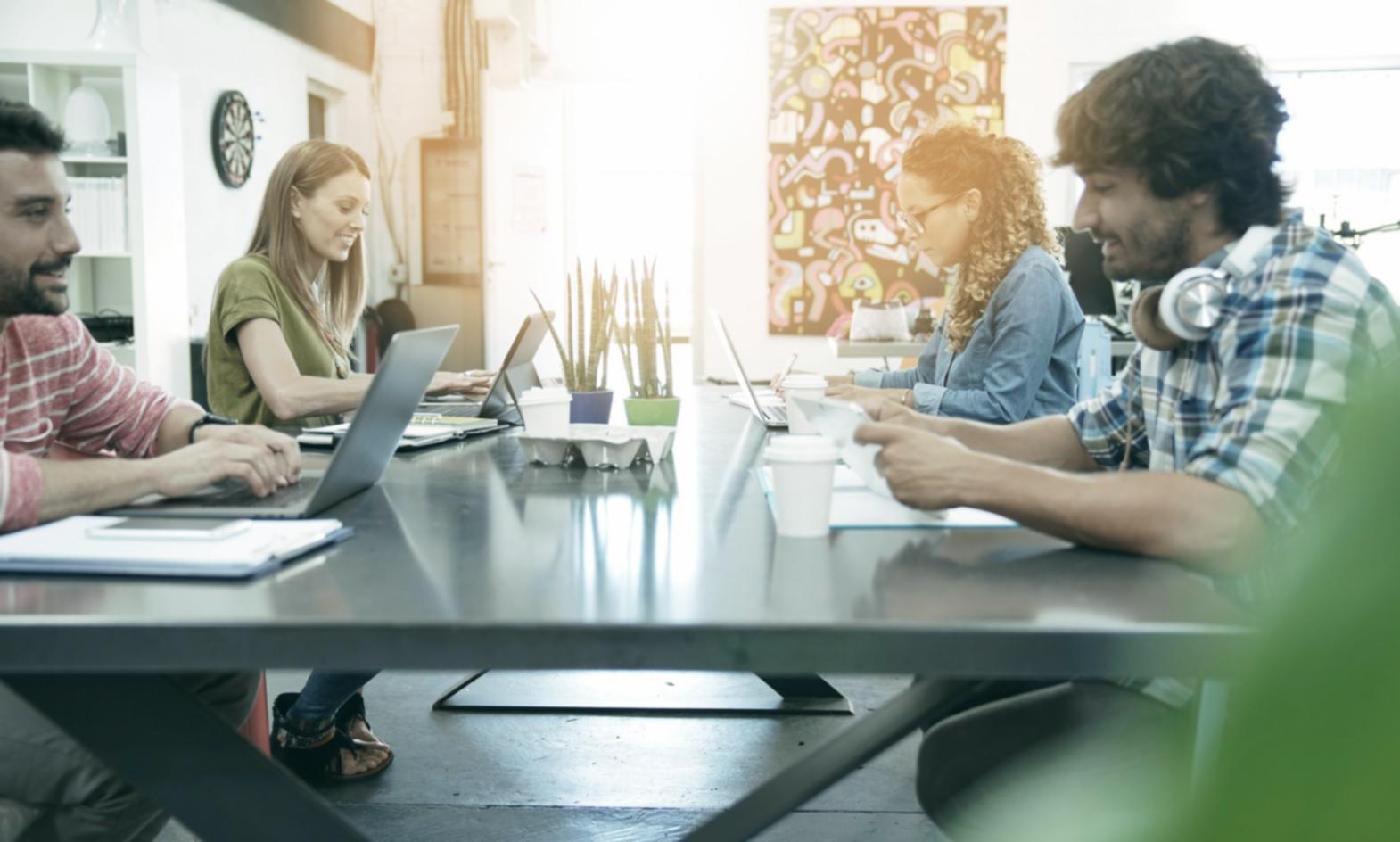 Tableau de planification stratégique financière avec notes et graphiques collaboratifs