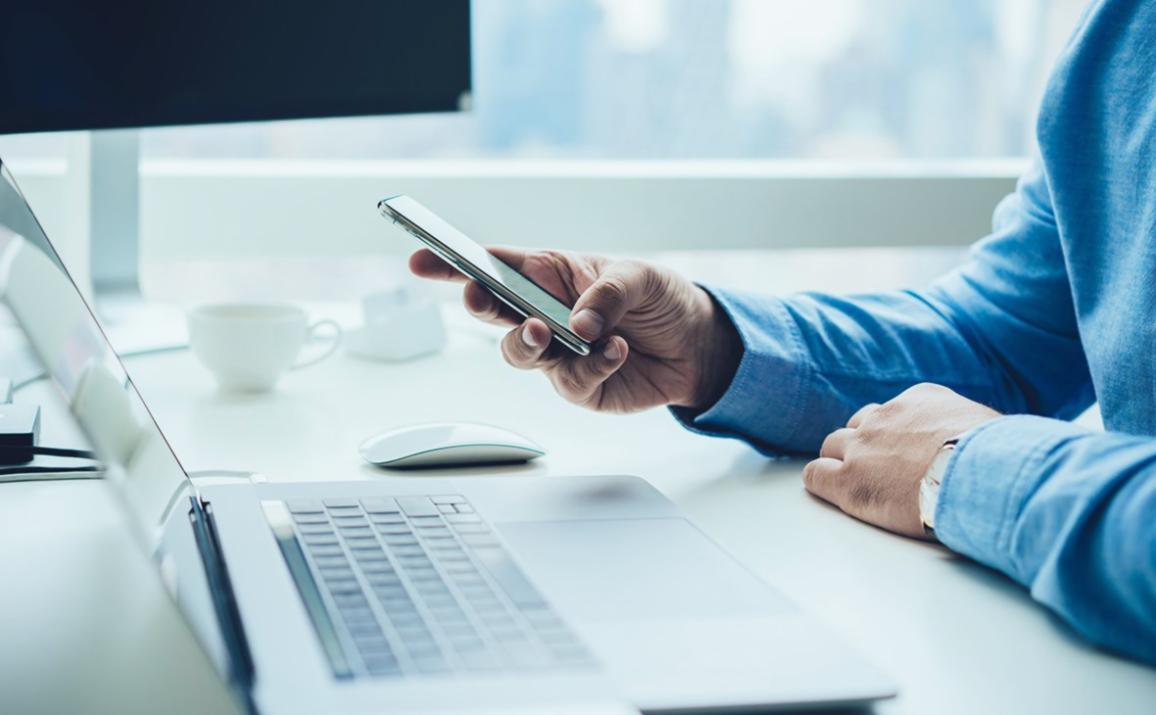 Vue de notre bureau à Marseille avec équipe en réunion de planification financière