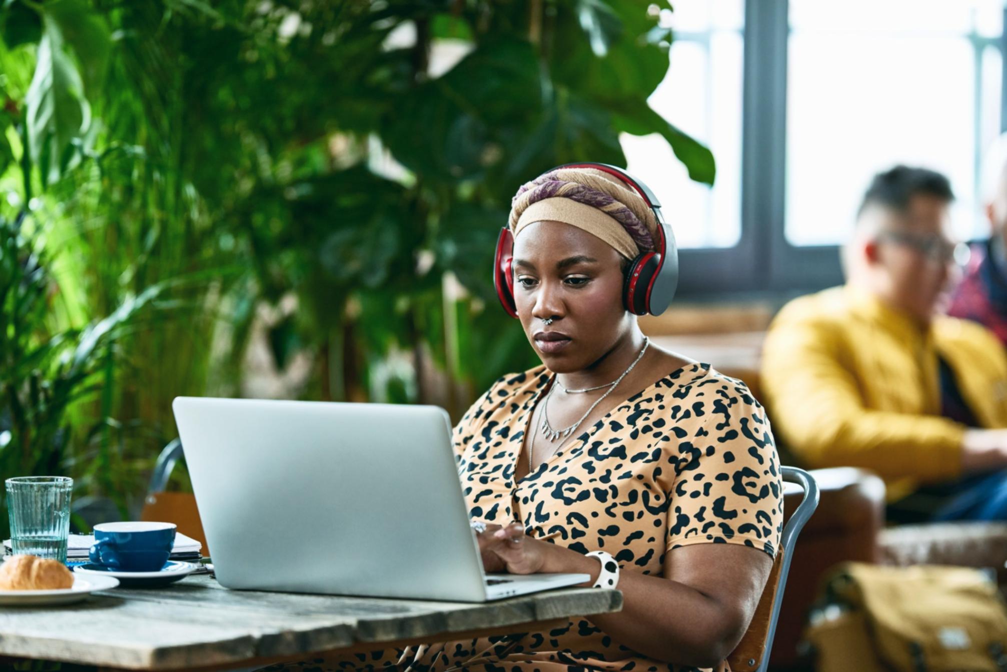 Professionnel de la finance appliquant des stratégies créatives dans son environnement de travail