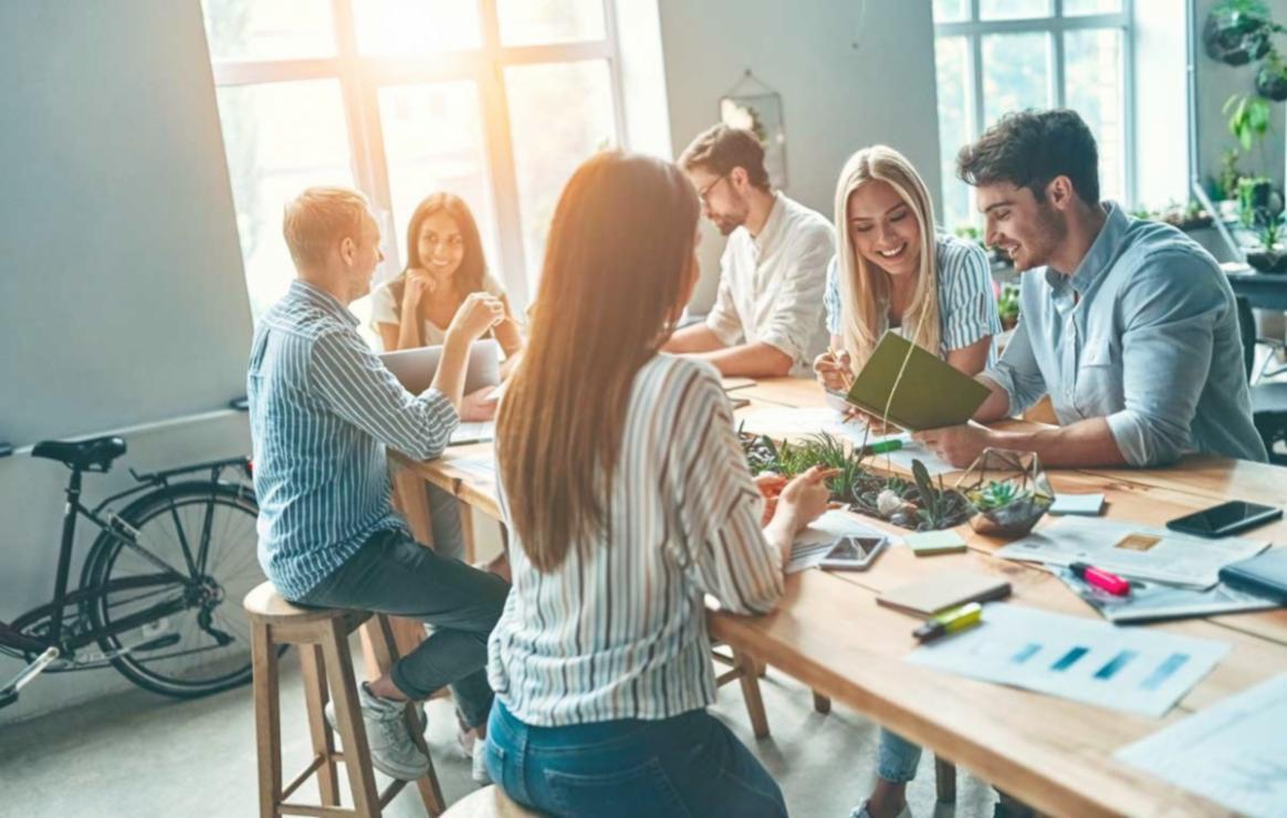 Session de formation en analyse financière créative avec des participants engagés