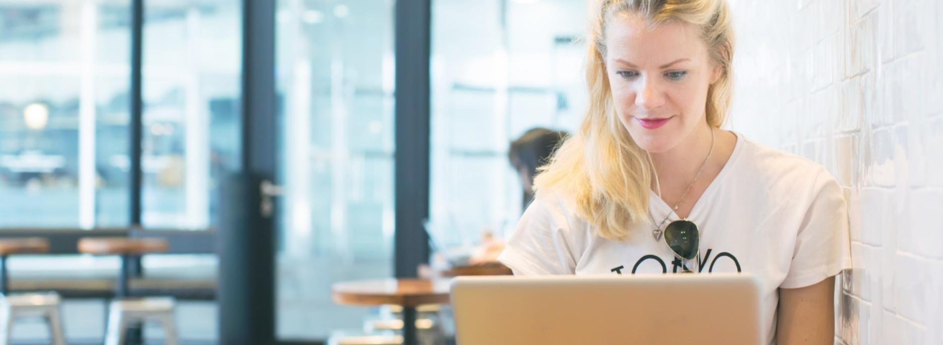 Session de travail collaboratif avec client sur stratégie financière créative